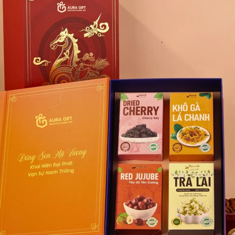 Hộp quà Tết nắp lật mở ra, lòng xanh navy chứa 4 hộp giấy quả sấy, khô gà, trà