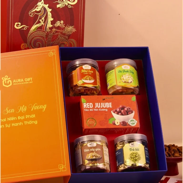 Hộp quà Tết nắp lật mở, khay đỏ đựng 4 hũ đồ khô, trà và hộp táo đỏ ở giữa