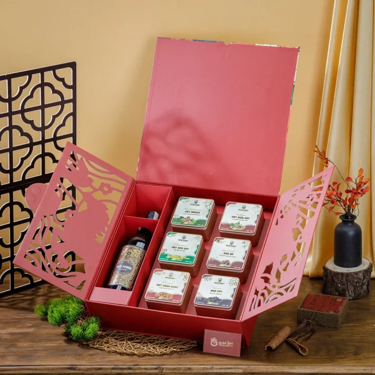 Hộp quà Tết 2 cánh cắt rỗng mở ra, chai vang và 6 hộp thiếc hạt xếp ngay ngắn