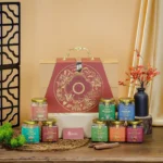 Set quà Tết cho đại lý hộp tầng đỏ đô có quai kim loại in hoạ tiết cổng trăng