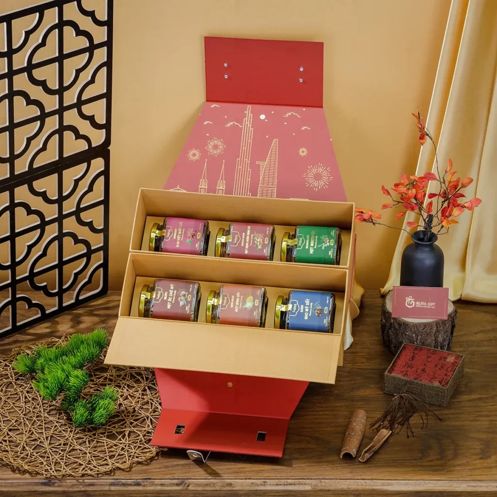 Set quà tri ân mở vạt thành 2 tầng khay, xếp 6 hũ hạt và quả sấy ngay ngắn