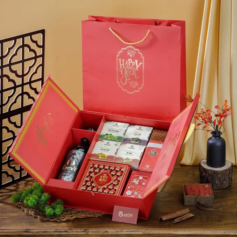 Hộp quà Tết 2 cánh mở ra, ngăn rượu vang, hộp thiếc bánh kẹo, trà, quả sấy; túi đỏ