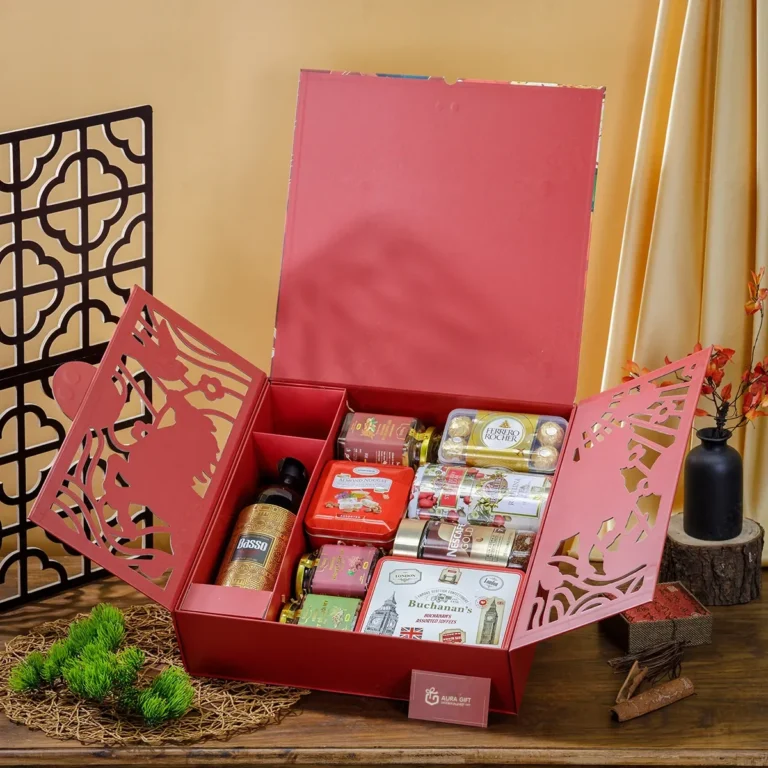 Hộp quà Tết 2 cánh cắt rỗng mở, xếp rượu vang, sô-cô-la, cà phê, bánh quy, trà thiếc