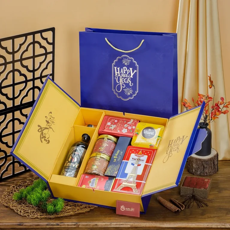 Hộp quà Tết 2 cánh xanh mở, lòng vàng đựng rượu vang, bánh thiếc, trà, hũ mứt