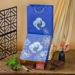 Quà Tết cho khách hàng nữ hộp 2 cánh xanh lam hoạ tiết chim công, ruột bánh quy, trà, cà phê, không rượu