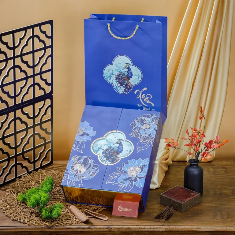 Hộp quà Tết 2 cánh xanh lam in chim công và hoa mẫu đơn, kèm túi giấy đồng bộ