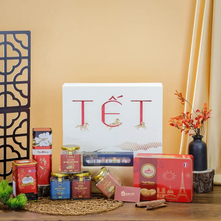 Hộp quà Tết nắp trắng chữ TẾT đỏ điểm ngựa ép kim, kèm trà, bánh quy thiếc, hũ mứt
