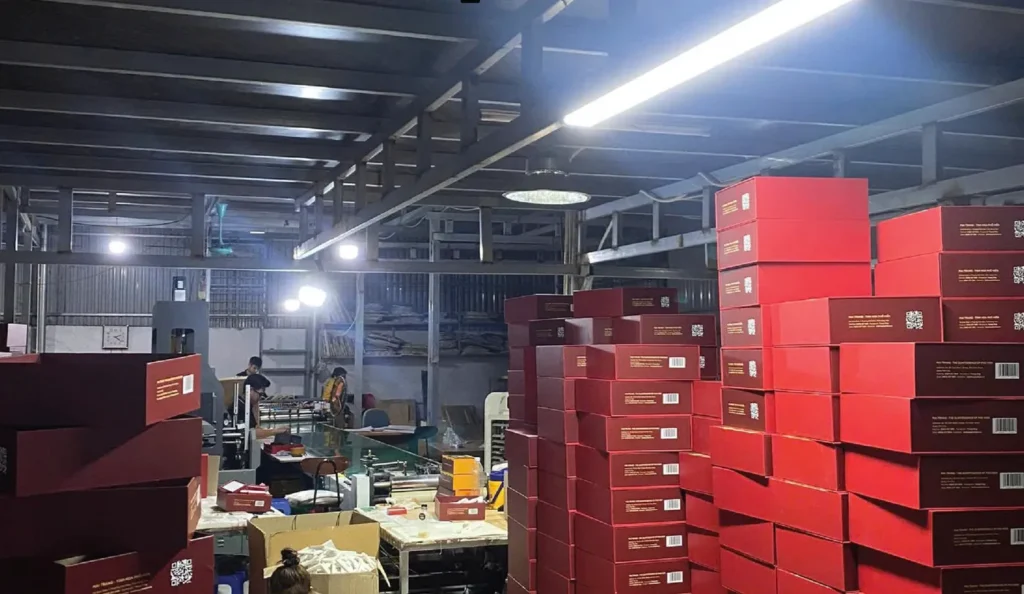 Xưởng sản xuất hộp quà Tết – đóng gói thành phẩm